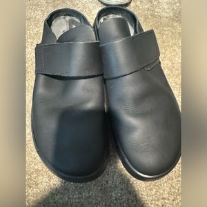 Black leather Ecco slip in shoes, fits 11-11 1/2